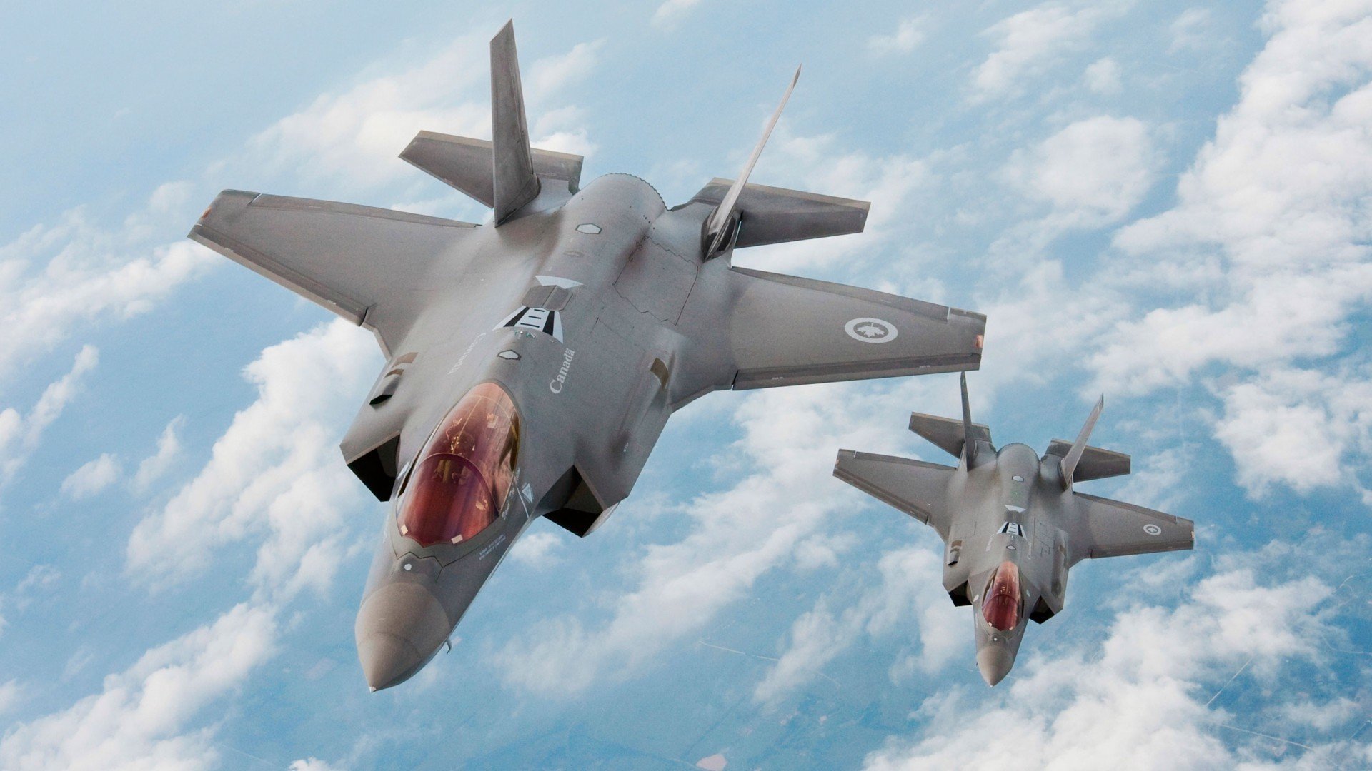 历史性的一刻!阿隆索神级策略带队,法拉利力压红牛二队圆梦巴库