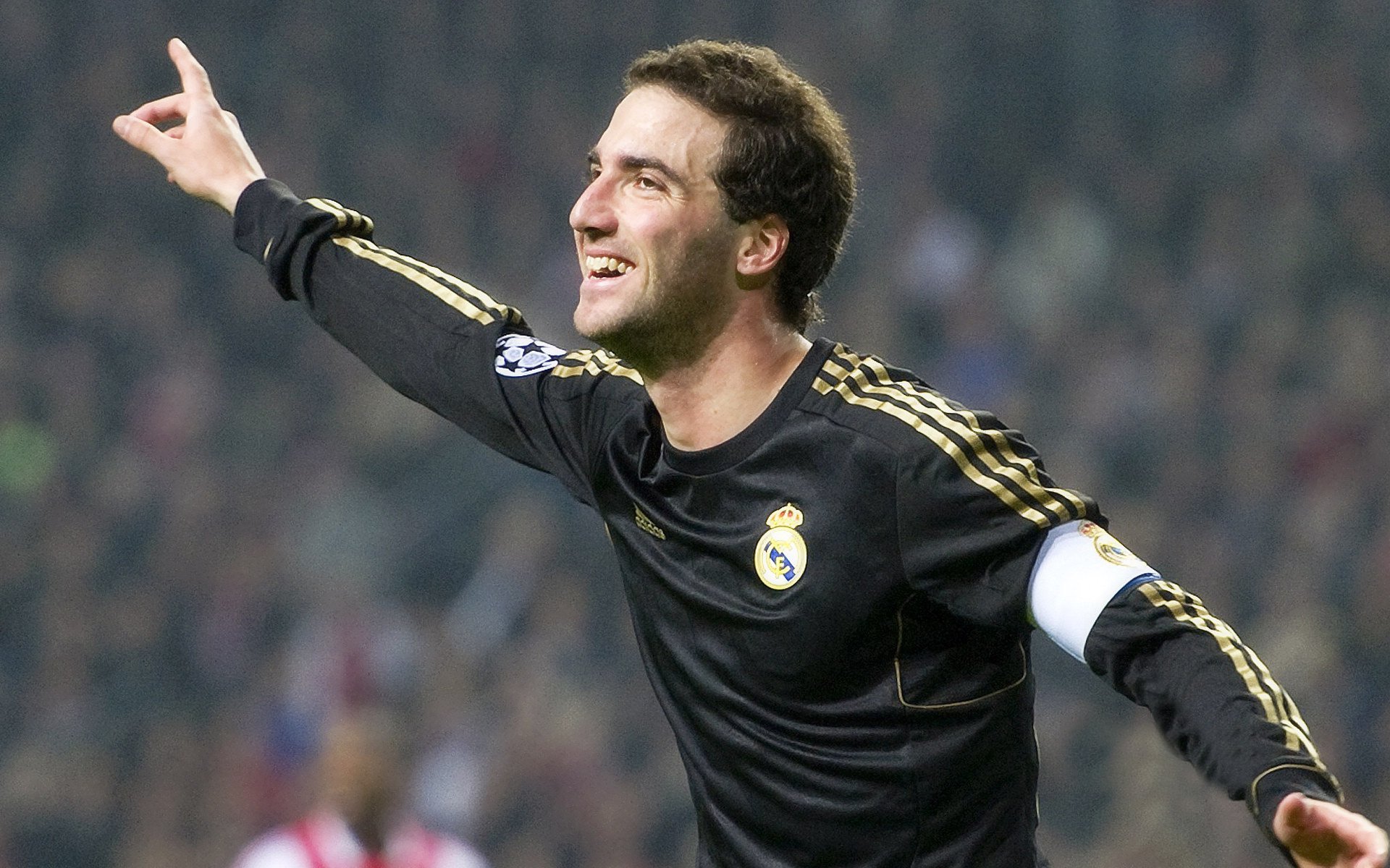 英超争冠焦点战悬念迭起，辽宁队加时取胜浙江队，双线争冠的体育盛宴