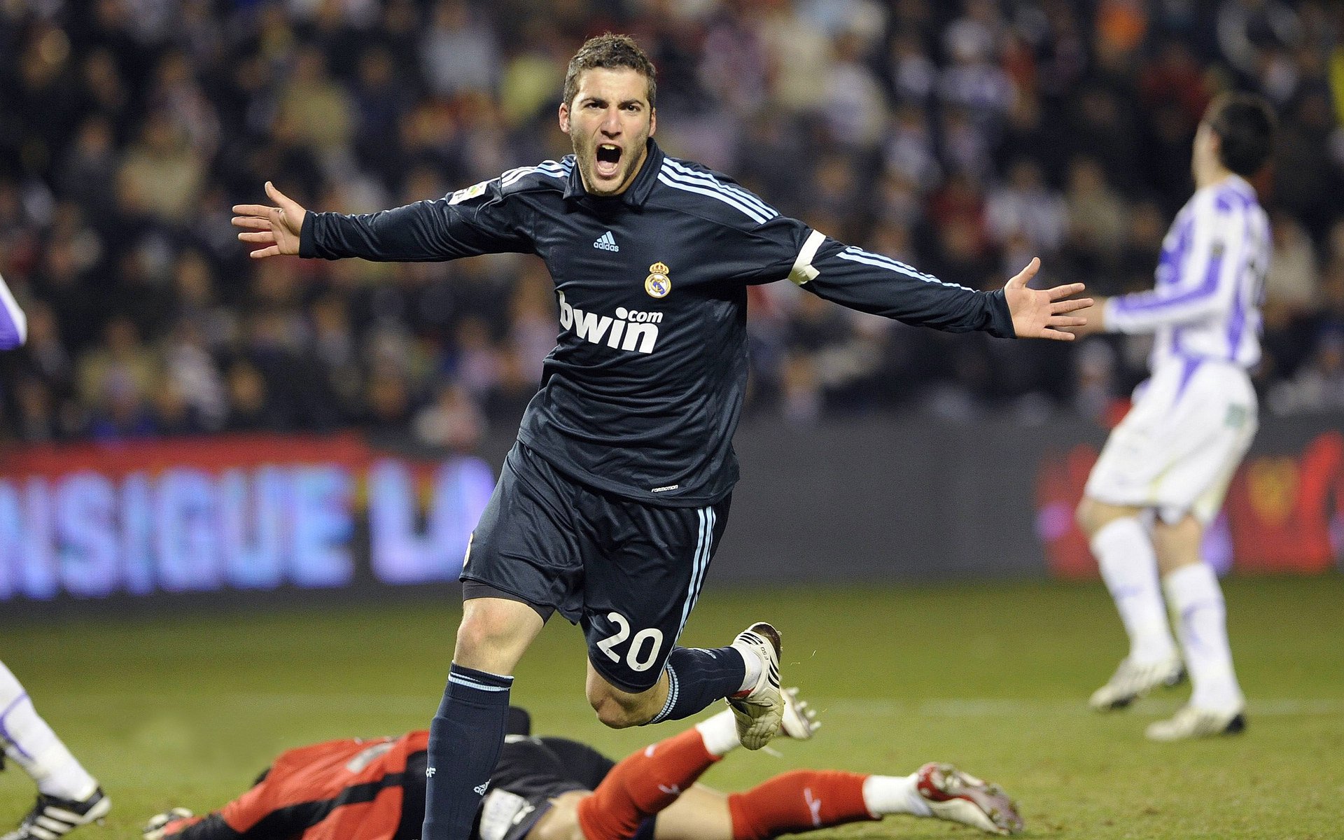 新王驾临！西亚卡姆轰35+10鹈鹕撕碎尼克斯防线 锡安缺阵反激活全队攻防